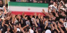 Nuovi attacchi USA all'Iran, rappresaglie di Teheran. Hormuz bloccato, Khamenei seppellito a Mashhad