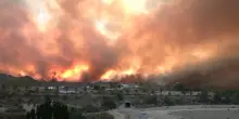 Incendio in Andalusia: le colline in fiamme, il fumo oscura il cielo