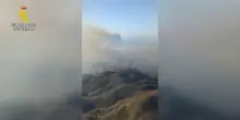 Spagna, un elicottero sorvola il vasto incendio che devasta l&rsquo;Andalusia orientale