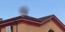 Genova, detenuto sale sul tetto del carcere per protesta e lancia tegole in strada