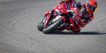 MotoGP Germania, Marc Marquez imprendibile: &egrave; pole record. Brutta caduta per Bezzecchi