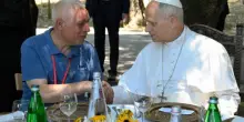 Il Papa pranza con rifugiati e vulnerabili: "Ho fame di giustizia, eliminare le cause della povert&agrave;"