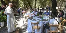 Papa Leone XIV a tavola con gli ultimi: &ldquo;Vero tesoro e cuore pulsante della chiesa&rdquo;
