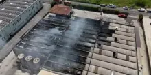 Incendio in azienda di rifiuti nel Pisano: le immagini dal drone