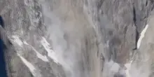 Un crollo roccioso sul versante francese del Monte Bianco: immagini riprese da un alpinista