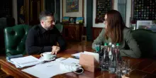 Zelensky annuncia una nuova strategia politica e rimuove la premier Svyrydenko