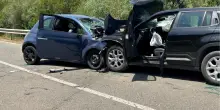 Frontale nel Cagliaritano tra una Fiat 500 e una Jeep, morti due giovani. Altre tre persone ferite