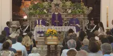 L'addio a Peppino di Capri nella chiesa di Santo Stefano. De Laurentiis: champagne per l'eternit&agrave;