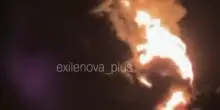 L'incendio gigantesco visibile all'alba: in fiamme un deposito di petrolio Lukoil a Mikhailovskoye