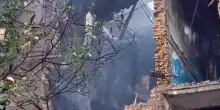 L'impressionante squarcio del palazzo sventrato ancora in fiamme a Zaporizhia dopo il drone russo