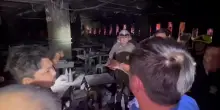 All'interno del pub distrutto dalle fiamme: il sopralluogo del premier thailandese