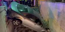 Grave incidente a Madrid: auto precipita sulle scale della metro dopo lo scontro