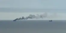 Nave in fiamme al largo di Odessa, Kiev: colpita un'imbarcazione civile