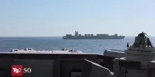 Hormuz, missili iraniani su navi emiratine. Teheran colpisce basi Usa in Bahrein