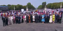 Parigi, le truppe dei "volenterosi" sfilano alla parata del 14 luglio a sostegno dell'Ucraina