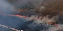 Roma, incendio alla Giustiniana: le fiamme viste dal cielo