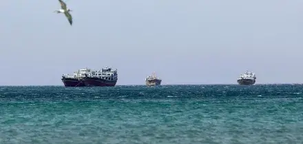 Teheran: "Intesa con Oman per riapertura Hormuz". Trump nega carenza di munizioni