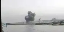 Iran, il fumo si leva dalla torre navale di Chabahar nel Golfo di Oman