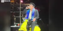 Vespa gialla e sciarpa degli Azzurri: a Milano Bruno Mars fa impazzire San Siro