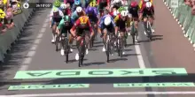 Tour de France, Waerenskjold sorprende tutti in volata e vince la 11^ tappa. Video