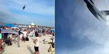 Jet "sfiora" la folla sulla spiaggia in Florida: il passaggio a bassissima quota dei Blue Angels