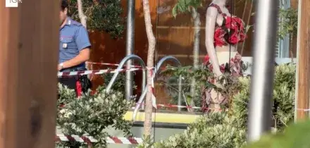 I capelli risucchiati nel bocchettone della piscina: gravissima la bambina di 11 anni incastrata