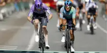 Tour de France. Sprint per Mauro Schmid: vince la 13esima tappa. Pogacar ancora in maglia gialla
