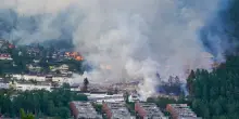 Inferno di fuoco in Norvegia: un incendio fuori controllo brucia oltre 100 case