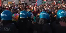 Tafferugli tra manifestanti e polizia al corteo contro l'ambasciatore USA