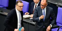 Il capogruppo Cdu Spahn diventa padre con la maternit&agrave; surrogata, Merz gli impone le dimissioni
