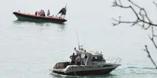 Uomo si tuffa nel lago di Garda per salvare un bambino e non riemerge