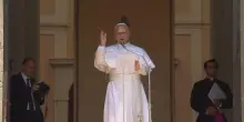 Castel Gandolfo, l'Angelus del Papa: "Non dimentichiamoci di chi muore per le guerre"