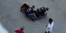 Bologna, uomo ammanettato muore durante intervento della polizia