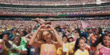 L'Halftime Show chiude con la scritta 'pace' e il coro PS22