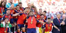 Infantino e Trump consegnano alla Spagna la Coppa: gli iberici festeggiano