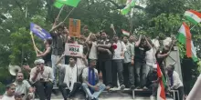 India, la protesta degli "Scarafaggi" contro i brogli agli esami arriva davanti al Parlamento