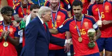 Trump sul palco non scende e ritarda la festa, Infantino lo invita a lasciare la scena