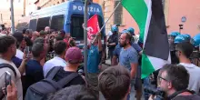 Morte Fakir, corteo arriva alla Prefettura di Bologna: momenti di tensione