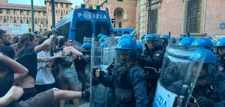 Bologna, Manifestazione per il caso Fakir, da piazza Nettuno agli scontri con la polizia