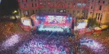 Mondiali 2026, i calciatori della Spagna cantano sul palco in Plaza de Cibeles