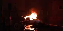 Il corteo per Fakir a Bologna, appiccato il fuoco ad un'auto