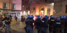 Manganelli, lacrimogeni, bottiglie e scontri in piazza, guerriglia urbana a Bologna