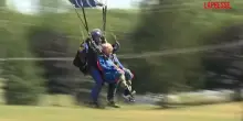 Veterano della Marina festeggia il 105esimo compleanno lanciandosi con il paracadute