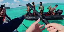 Mar Cinese Meridionale, scontro a colpi di remi tra Cina e Filippine nelle acque contese: il video