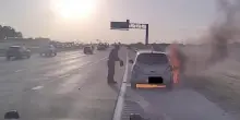 Texas, agente estrae un uomo dall'auto in fiamme: il salvataggio in autostrada