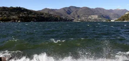 Bimba di 10 anni scompare nelle acque del lago di Como
