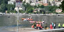 Si tuffa per salvare il figlio nel lago di Como, proseguono le ricerche