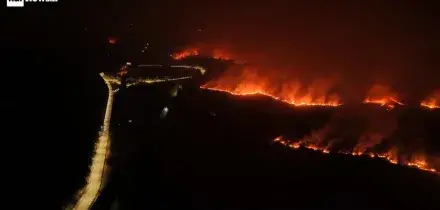 Il fronte del fuoco fa paura: chiusa l'autostrada A19 tra Catania e Palermo. Il video dal drone