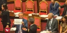 Caos in Senato per le chat su Delmastro, rimaste secretate. Il dibattito non si placa su Bologna