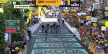 Tour de France, l'arrivo di Philipsen che vince in volata la 17a tappa da Chamb&eacute;ry a Voiron. Video